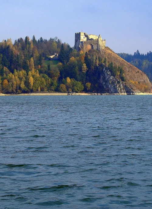 Zamek nad jeziorem w Czorsztynie